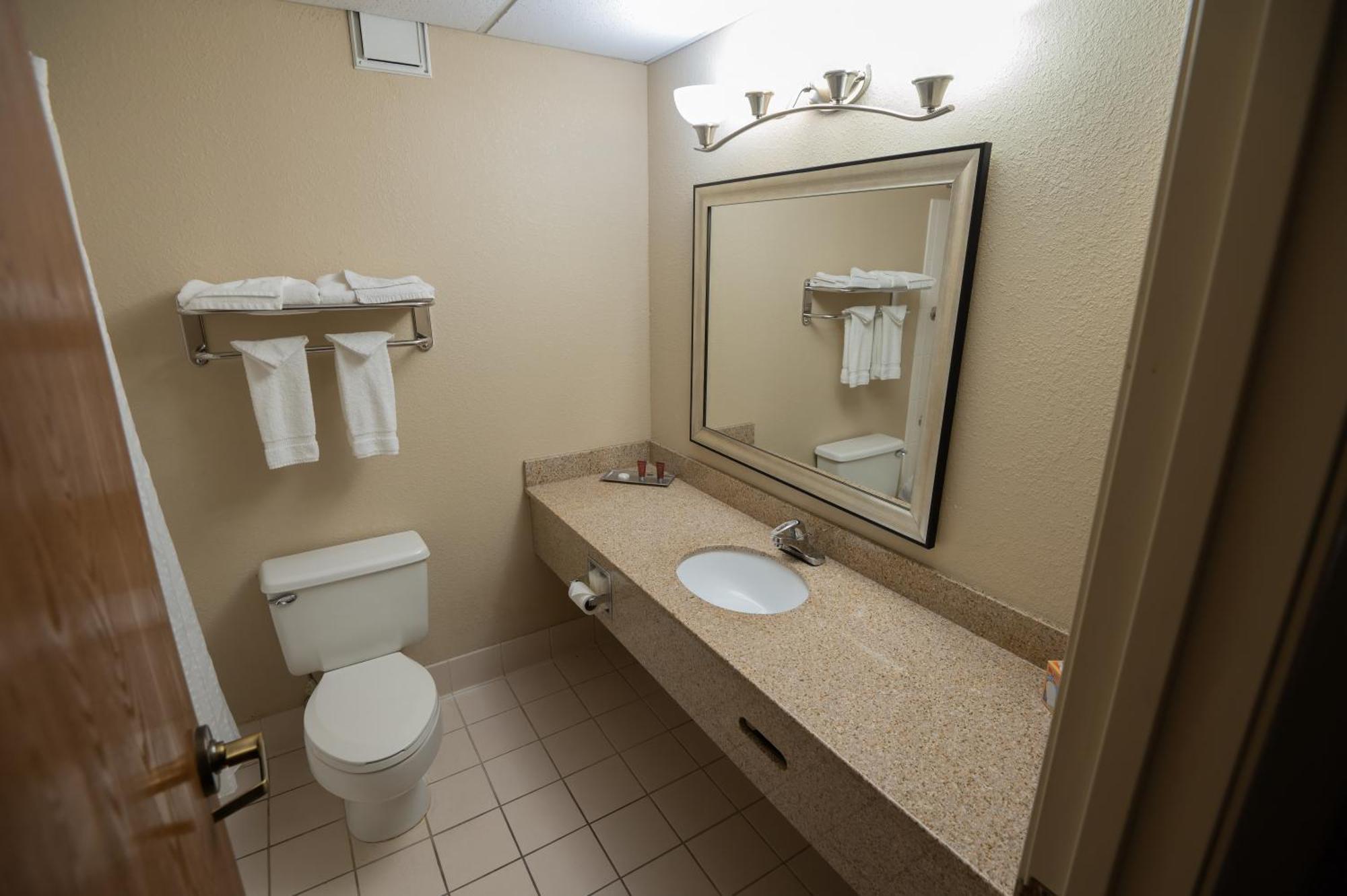 Quality Inn & Suites Downtown Mansfield Exteriör bild
